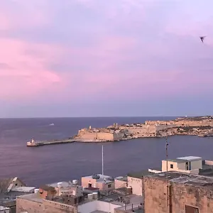 sea-view-large-valletta-appartment.hotelssaintjulians.com/